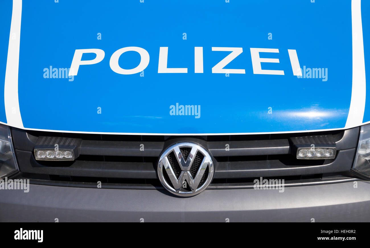 BERLIN / Deutschland - Juni 3,2016: Deutsche Polizeiauto steht am Flughafen Schönefeld Stockfoto