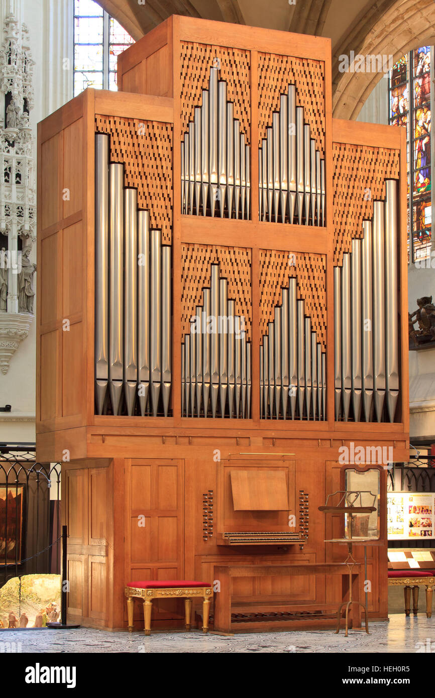 Eine Orgel in der Kathedrale von St. Michael und St. Gudula (1519) in Brüssel, Belgien Stockfoto