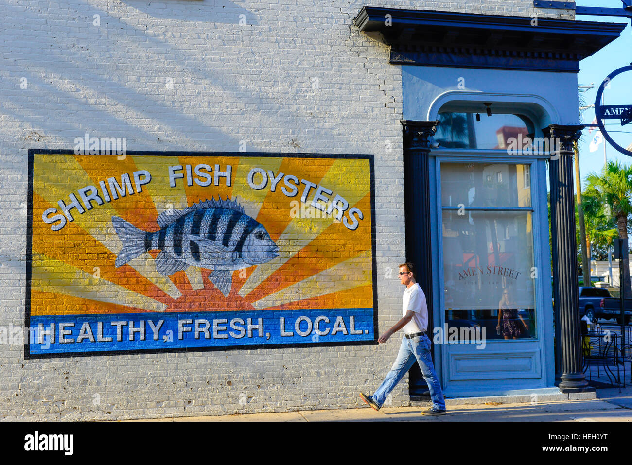 Außenseite des Amen Straße Fisch & Raw Bar Restaurant am East Bay mit bunten arty Wandbild in der historischen Innenstadt von Charleston, SC Stockfoto