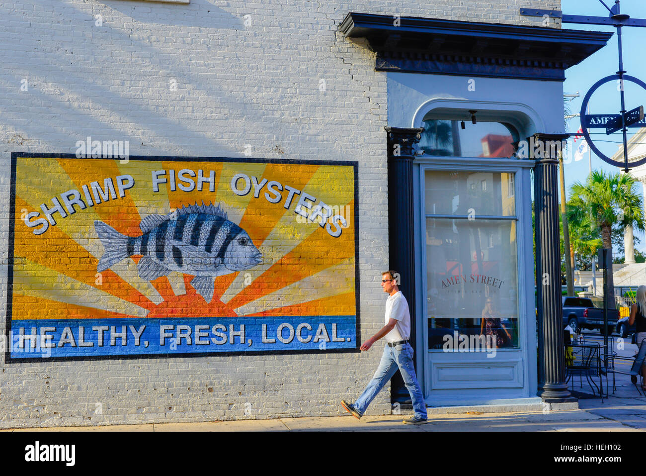 Außenseite des Amen Straße Fisch & Raw Bar Restaurant am East Bay mit bunten arty Wandbild in der historischen Innenstadt von Charleston, SC Stockfoto