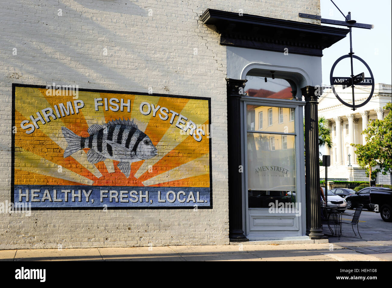 Außenseite des Amen Straße Fisch & Raw Bar Restaurant am East Bay mit bunten arty Wandbild in der historischen Innenstadt von Charleston, SC Stockfoto