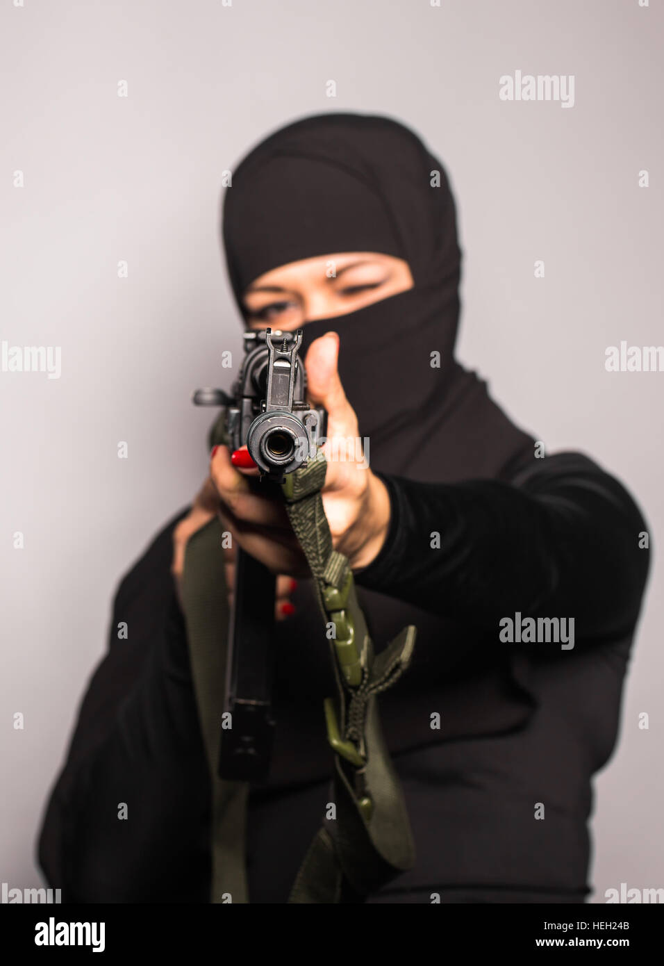 Muslimische Frau mit einem Gewehr Stockfoto