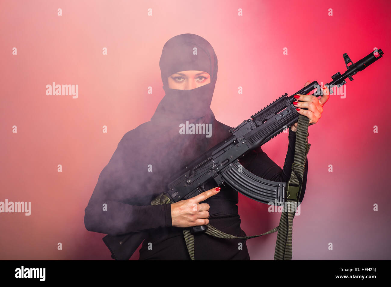 Frau mit einer Pistole. Konzept von Krieg und Terrorismus Stockfoto