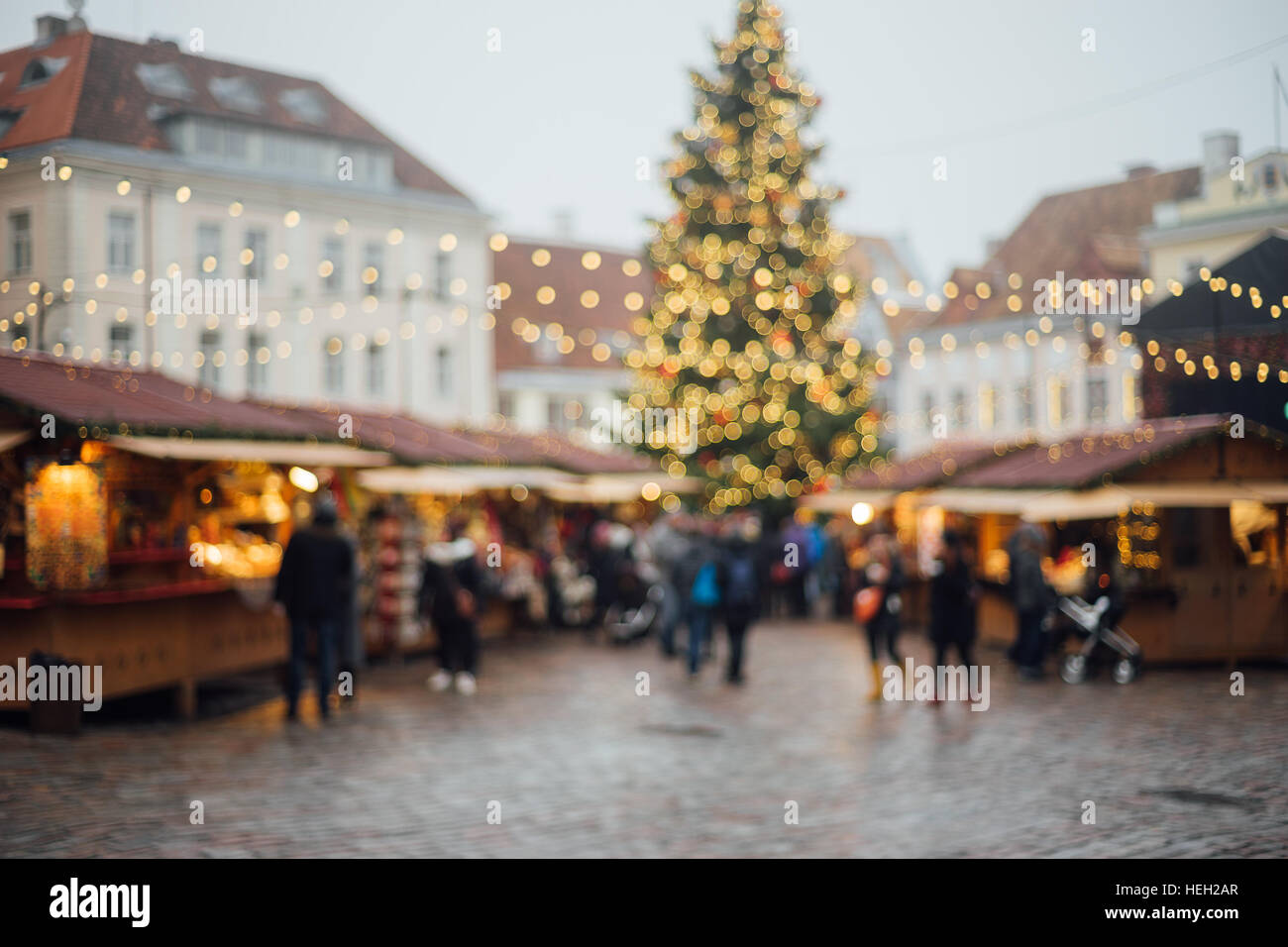 Verschwommenes Bild der traditionellen Winterurlaub zu vermarkten, mit beleuchteten Tanne und Souvenir Stände Stockfoto