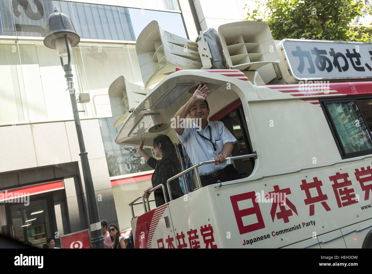 Mitglieder der kommunistischen Partei Japans Kampagnen von der Rückseite eines Busses in Shibuya, Tokyo, Japan. Stockfoto
