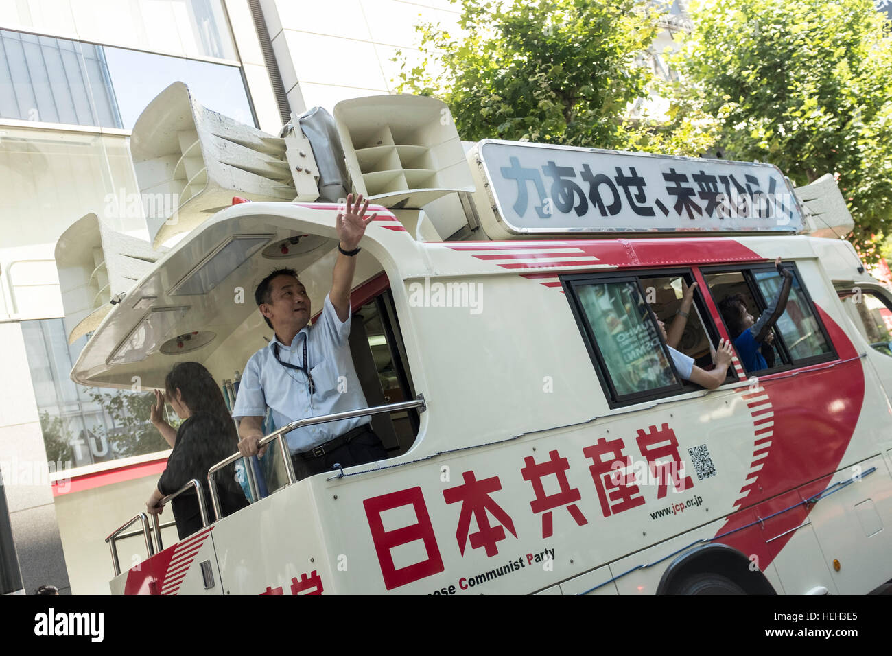 Mitglieder der kommunistischen Partei Japans Kampagnen von der Rückseite eines Busses in Shibuya, Tokyo, Japan. Stockfoto