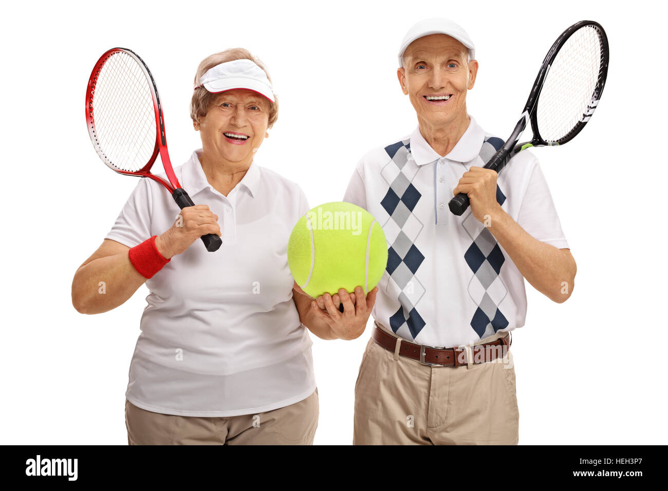 Glückliche ältere Tennisspieler mit einem großen Tennisball isoliert auf weißem Hintergrund Stockfoto