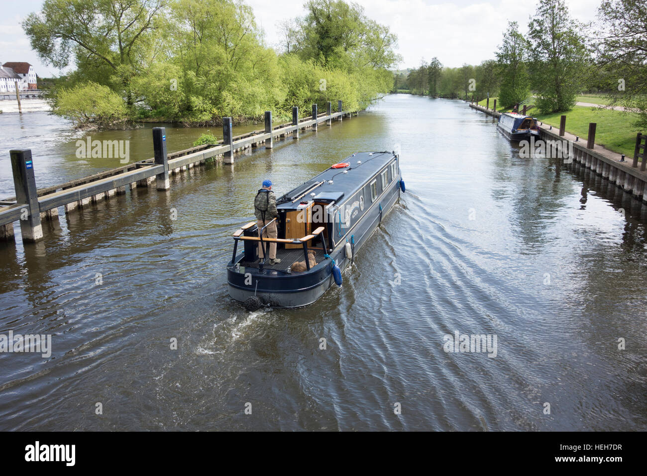 Eine schmale Boot Fahrt auf der Themse bei Hambleden Sperre, Berkshire, England, UK Stockfoto
