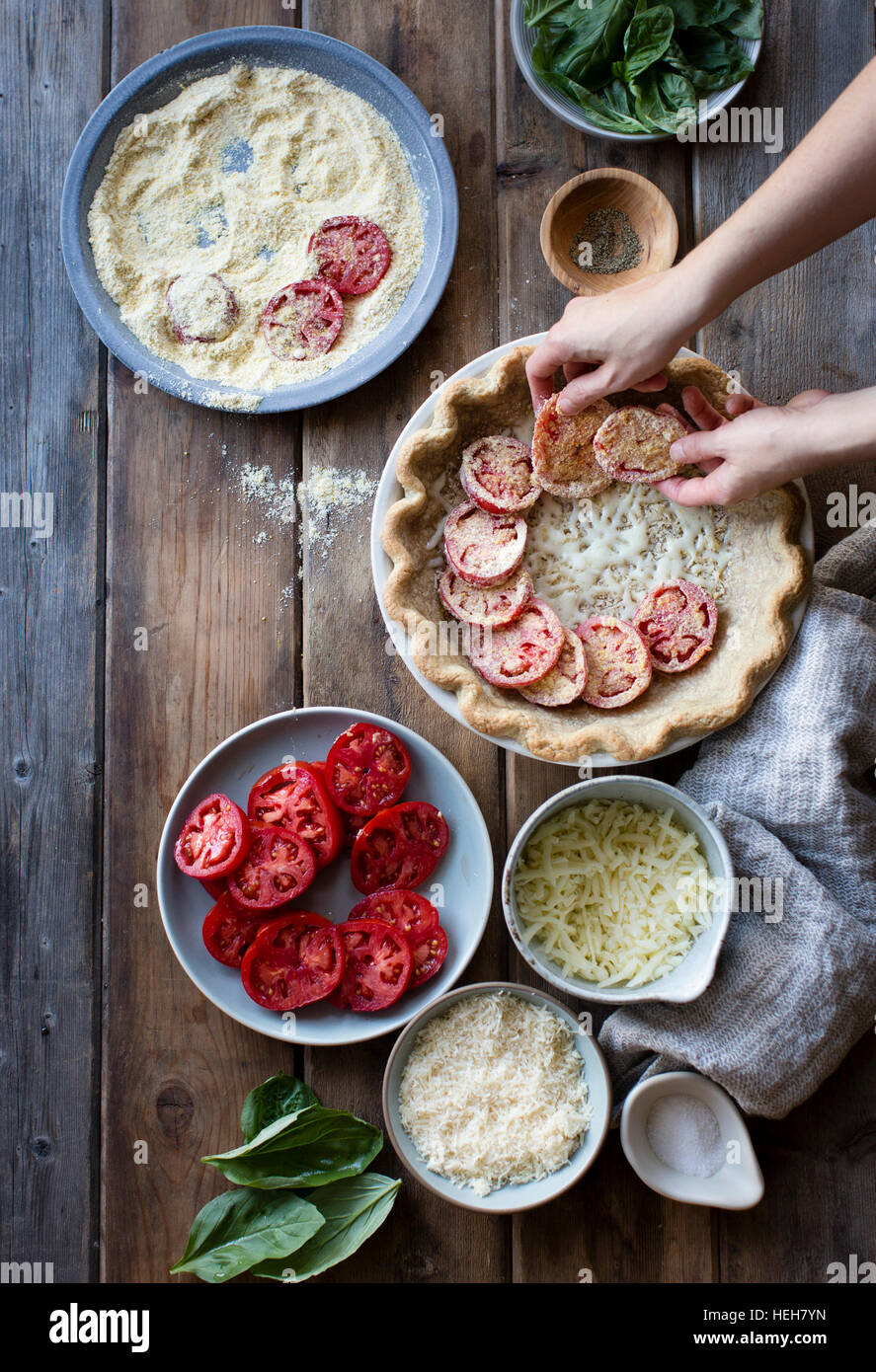 Gluten freie Tomaten Pie mit Basilikum, Parmesan und Maismehl Stockfoto