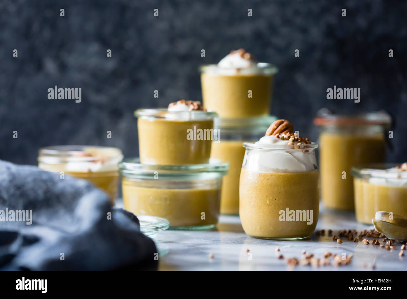 Kürbis-Butterscotch Pudding mit Schlagsahne Mascarpone und gerösteten Buchweizen Stockfoto
