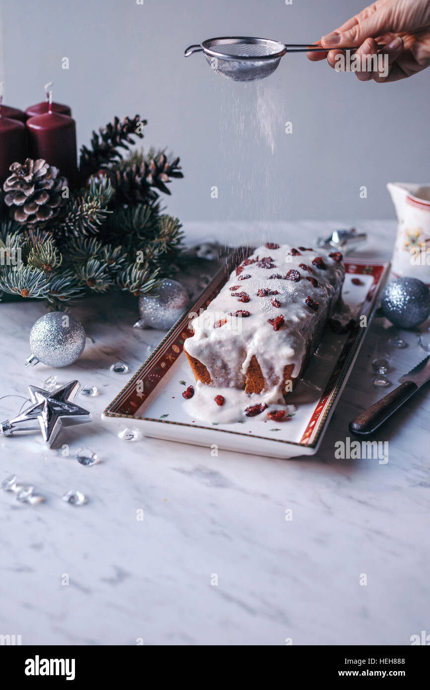 Weihnachten Cranberry-lbs-Kuchen mit Kokos-Zuckerguss Stockfoto