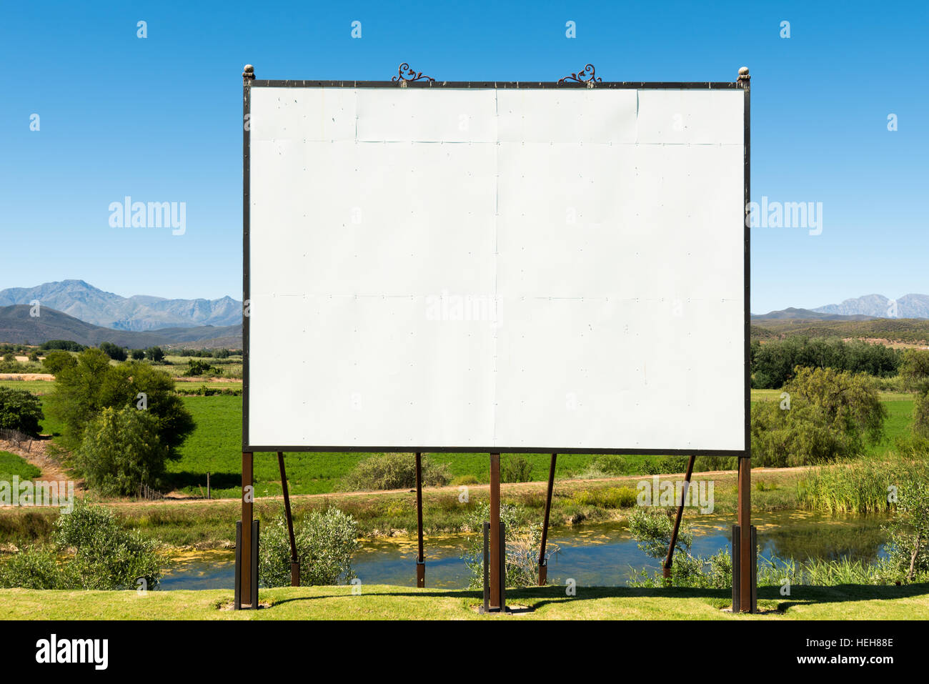 Große leere Plakatwand in schöne Landschaft Stockfoto