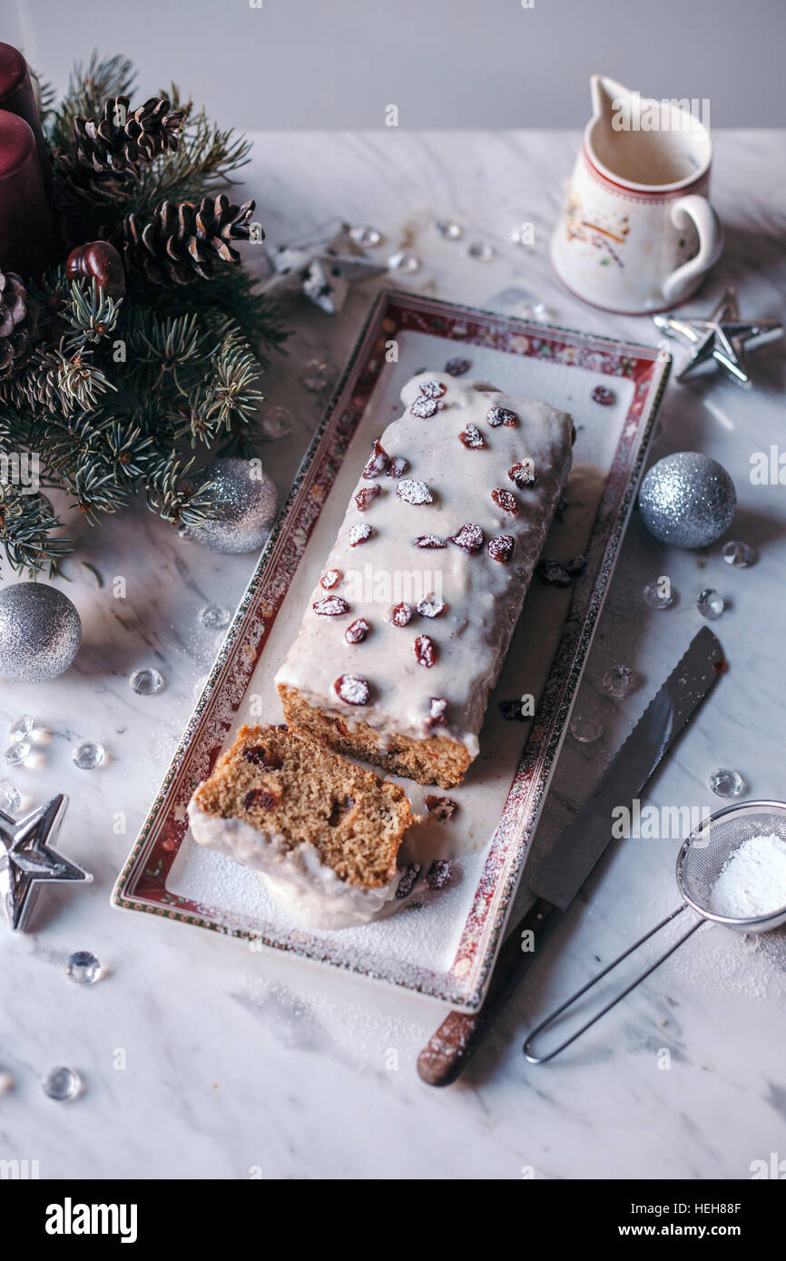 Weihnachten Cranberry-lbs-Kuchen mit Kokos-Zuckerguss Stockfoto