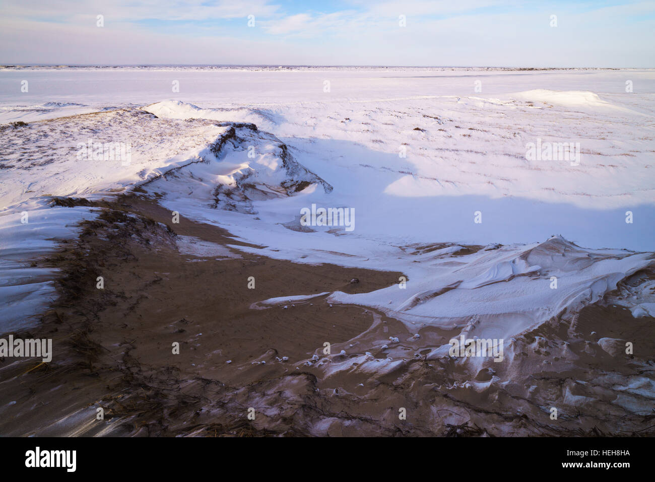 Blick auf den zugefrorenen Bucht von sandigen Hügel, Sachalin Stockfoto