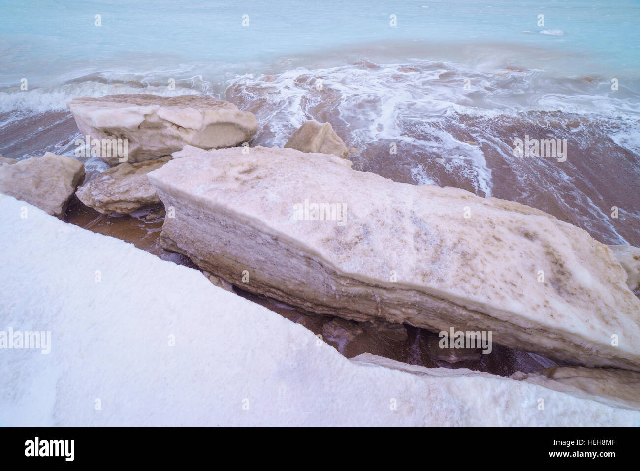 Eisblöcke auf der Meeresküste, Sachalin Stockfoto