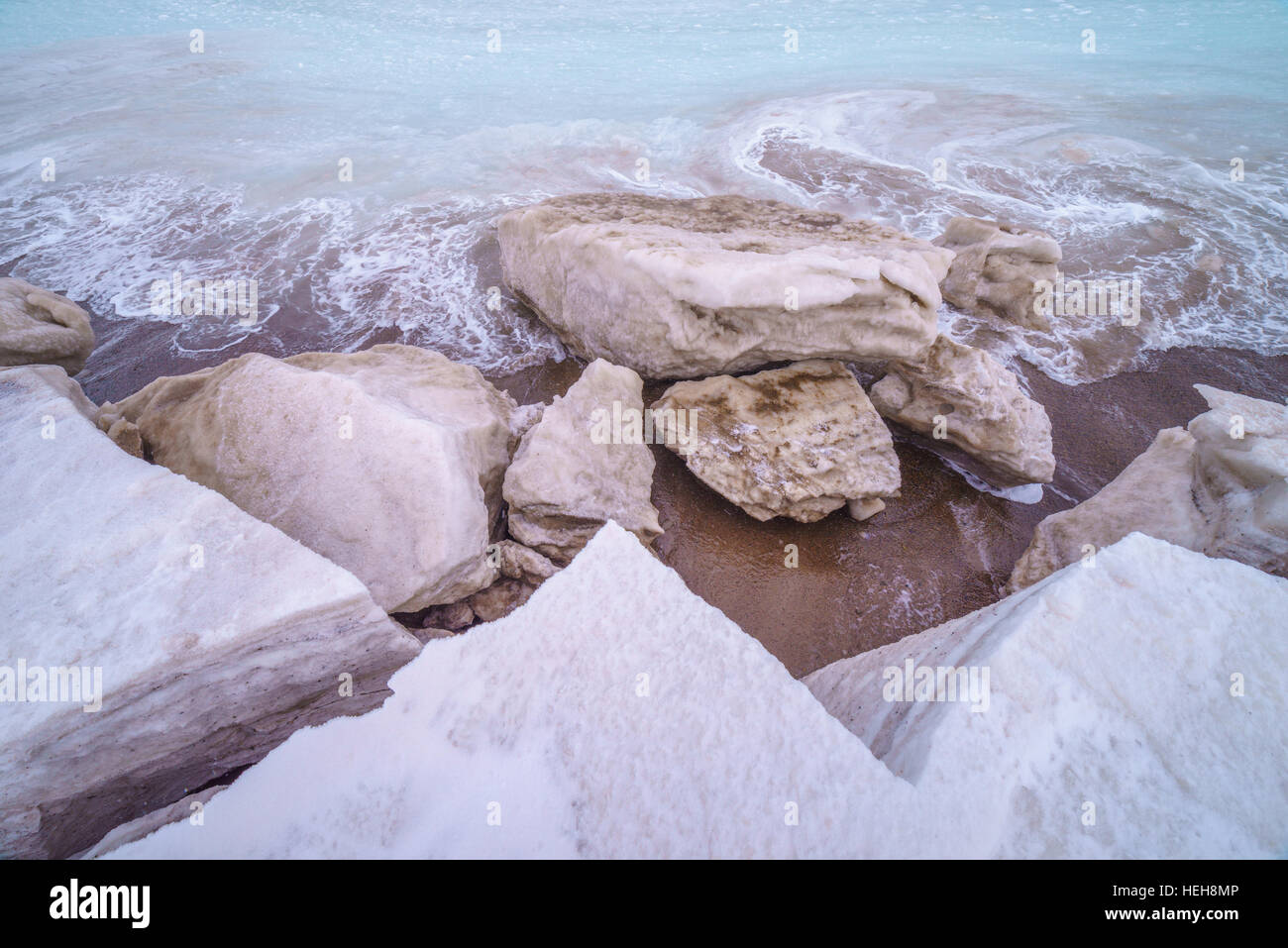 Eisblöcke auf der Meeresküste, Sachalin Stockfoto