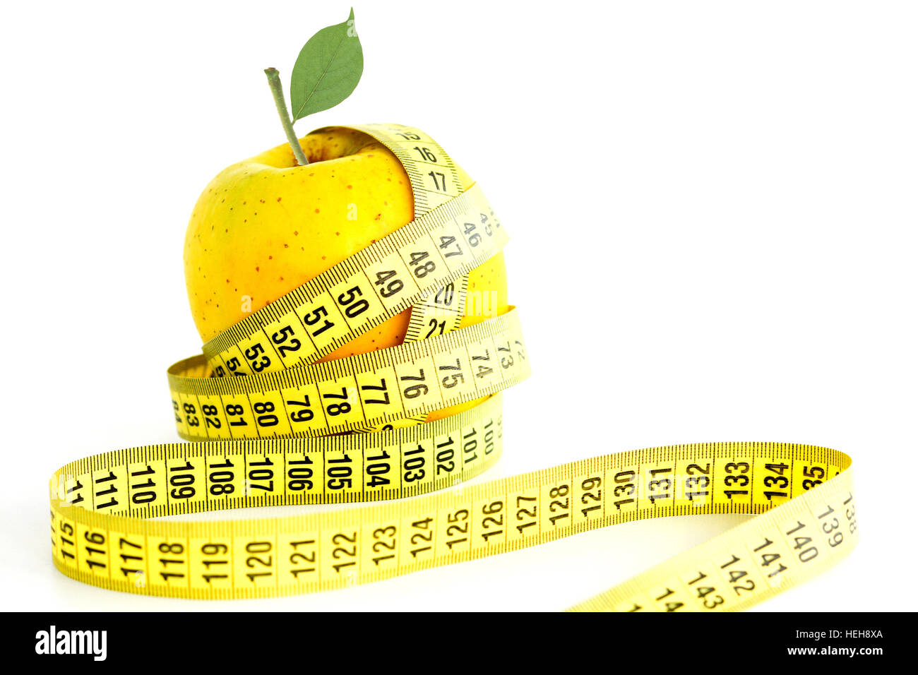 Kontrolle der Ernährung führt Konzept mit Messung Band und grüner Apfel auf weißem Hintergrund Stockfoto