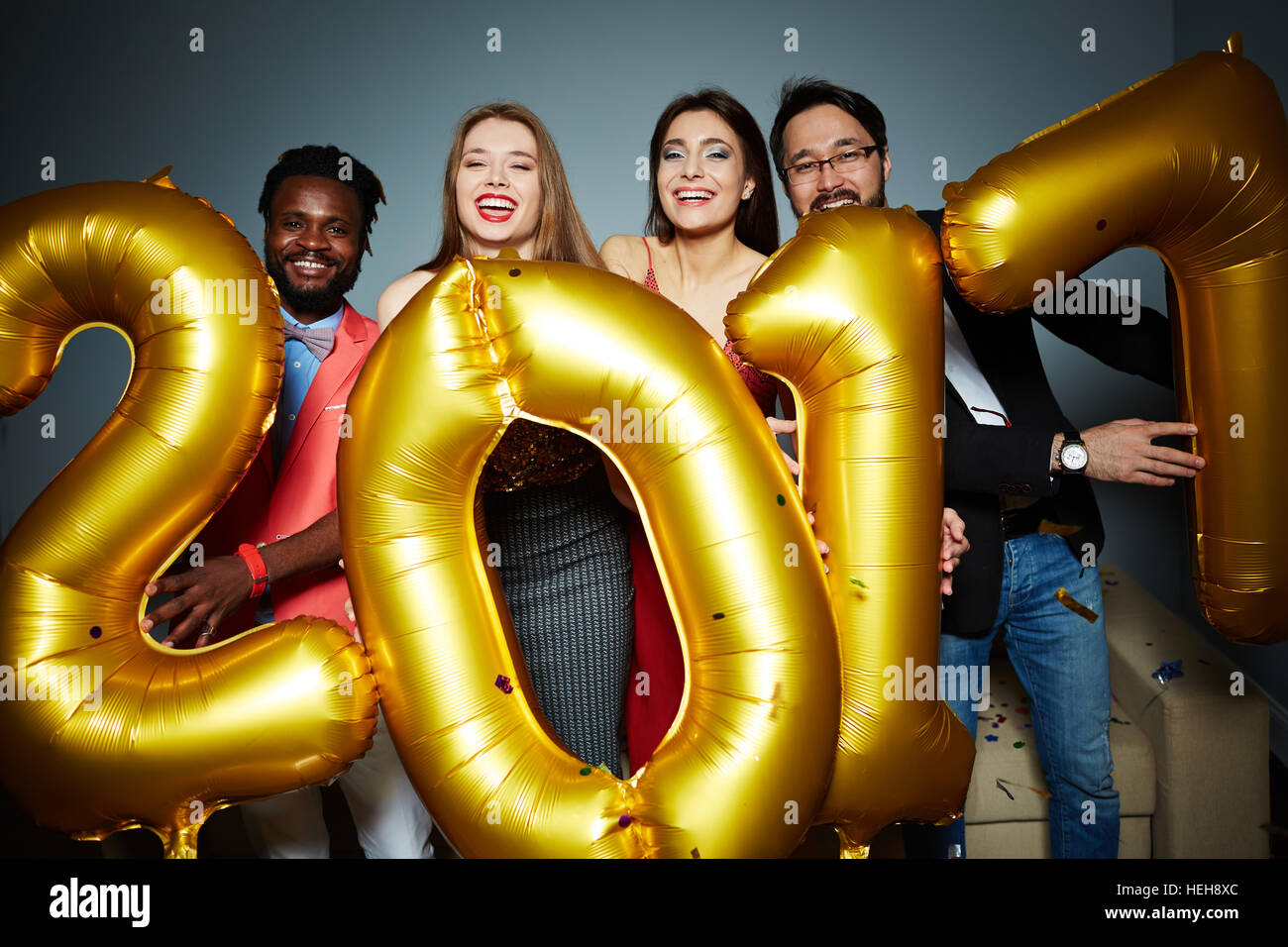 Junge Menschen mit Luftballons in Form von Zahlen, die Silvester-Party zu genießen Stockfoto