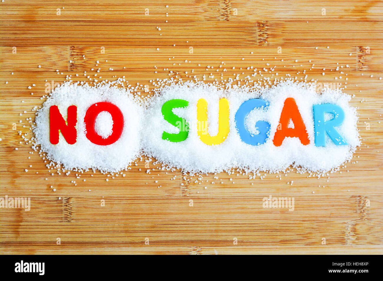 Kein Zucker-Text vom Magnetbuchstaben Konzept auf hölzernen Hintergrund Stockfoto
