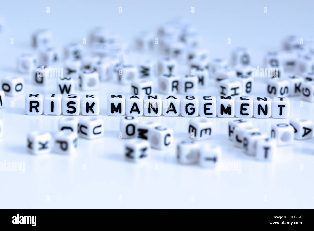 Risiko Management Text aus weißen gefliesten Buchstaben Stockfoto