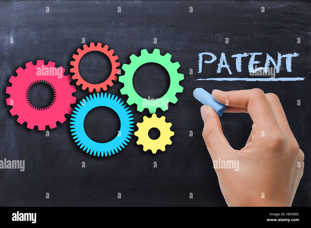 Industrielle Patentschutz Konzept mit Zahnrädern auf Tafel Stockfoto