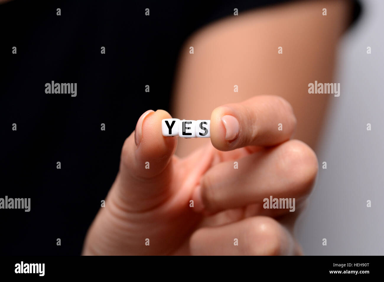 Ja Wort aus weißem Kunststoff Buchstaben-Blöcke in der Hand der Frau Stockfoto