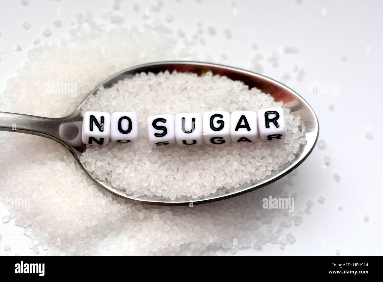 Kein Zucker-Satz aus Kunststoff Brief Würfel platziert in einen Löffel voll Zucker hergestellt Stockfoto