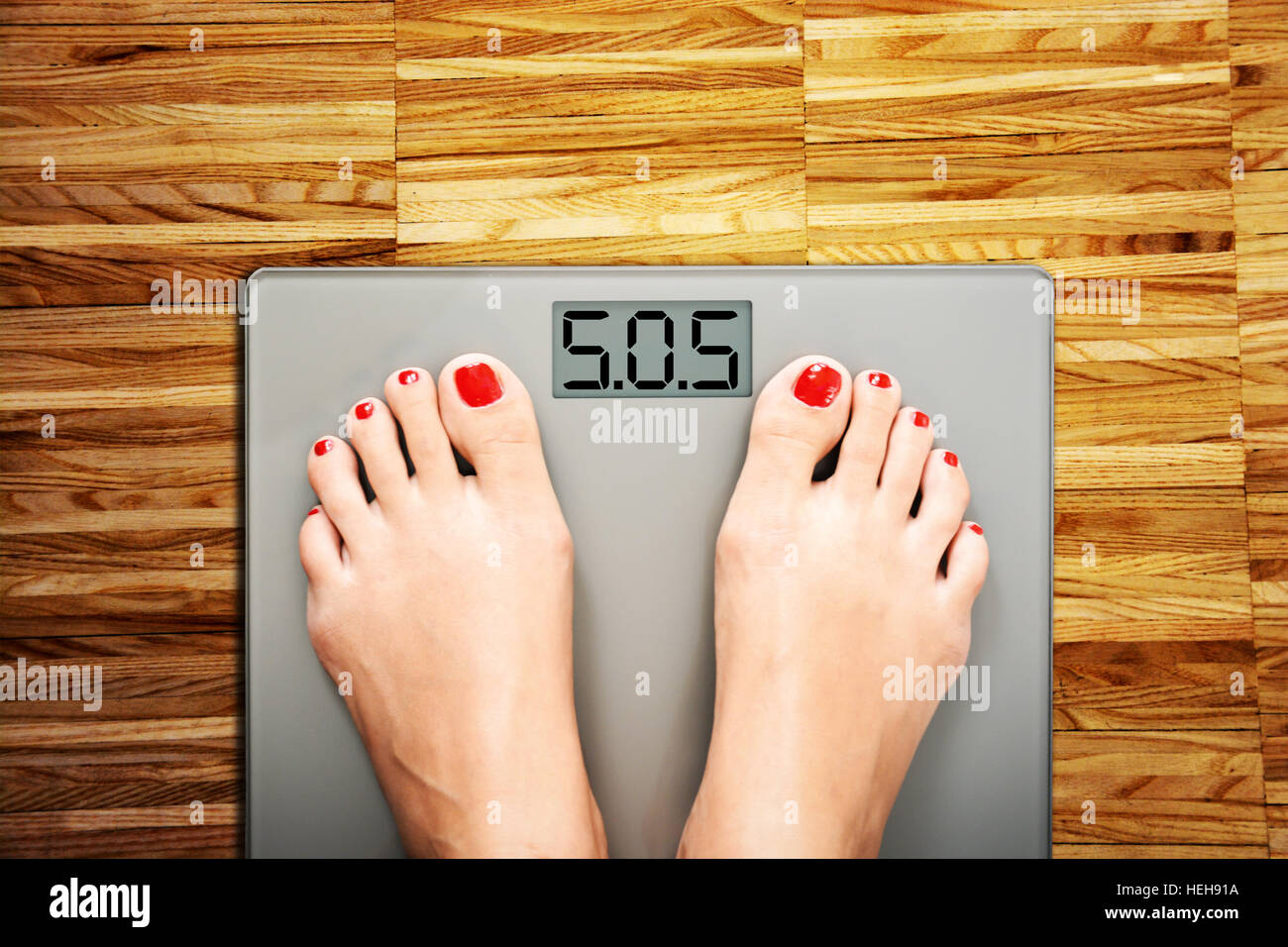 Gewichtskonzept mit Person auf einer Skala messen Kilogramm zu verlieren Stockfoto