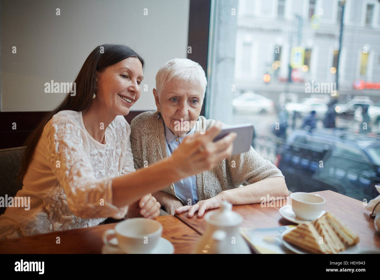 Reife Frauen machen Selfie im café Stockfoto