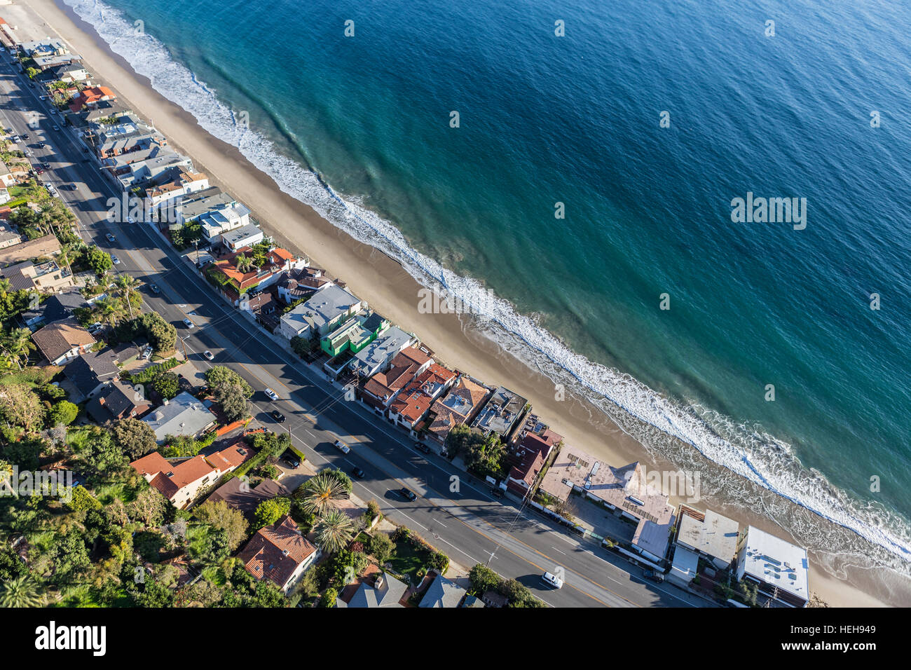 Luftbild der Strandhäuser entlang Pacific Coast Highway in Malibu, Kalifornien. Stockfoto