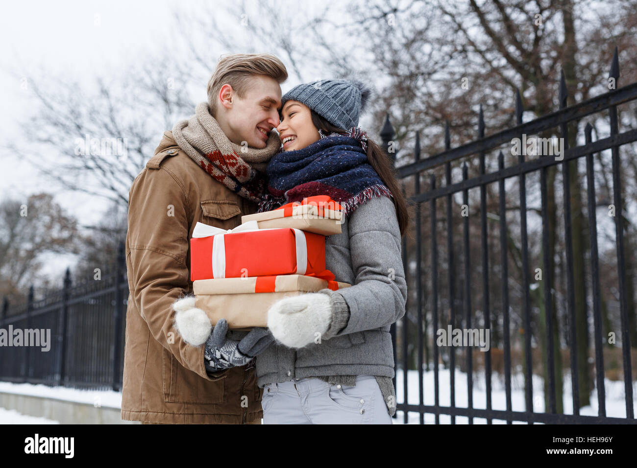 Paar mit Stapel von Geschenk-Boxen im freien flirten lachen Stockfoto