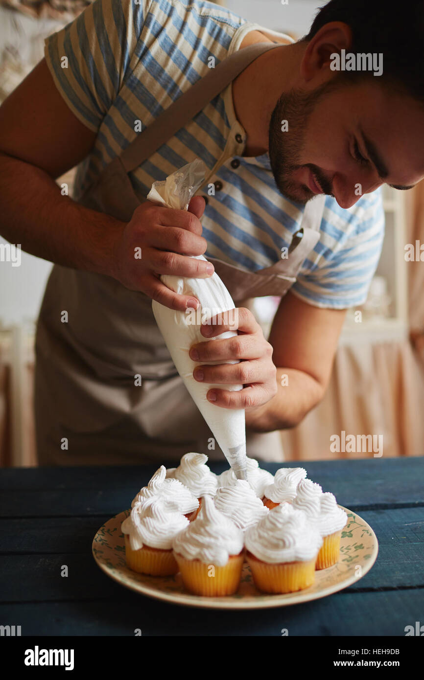 Jugendliche Kochen frische Muffins dekorieren Stockfoto