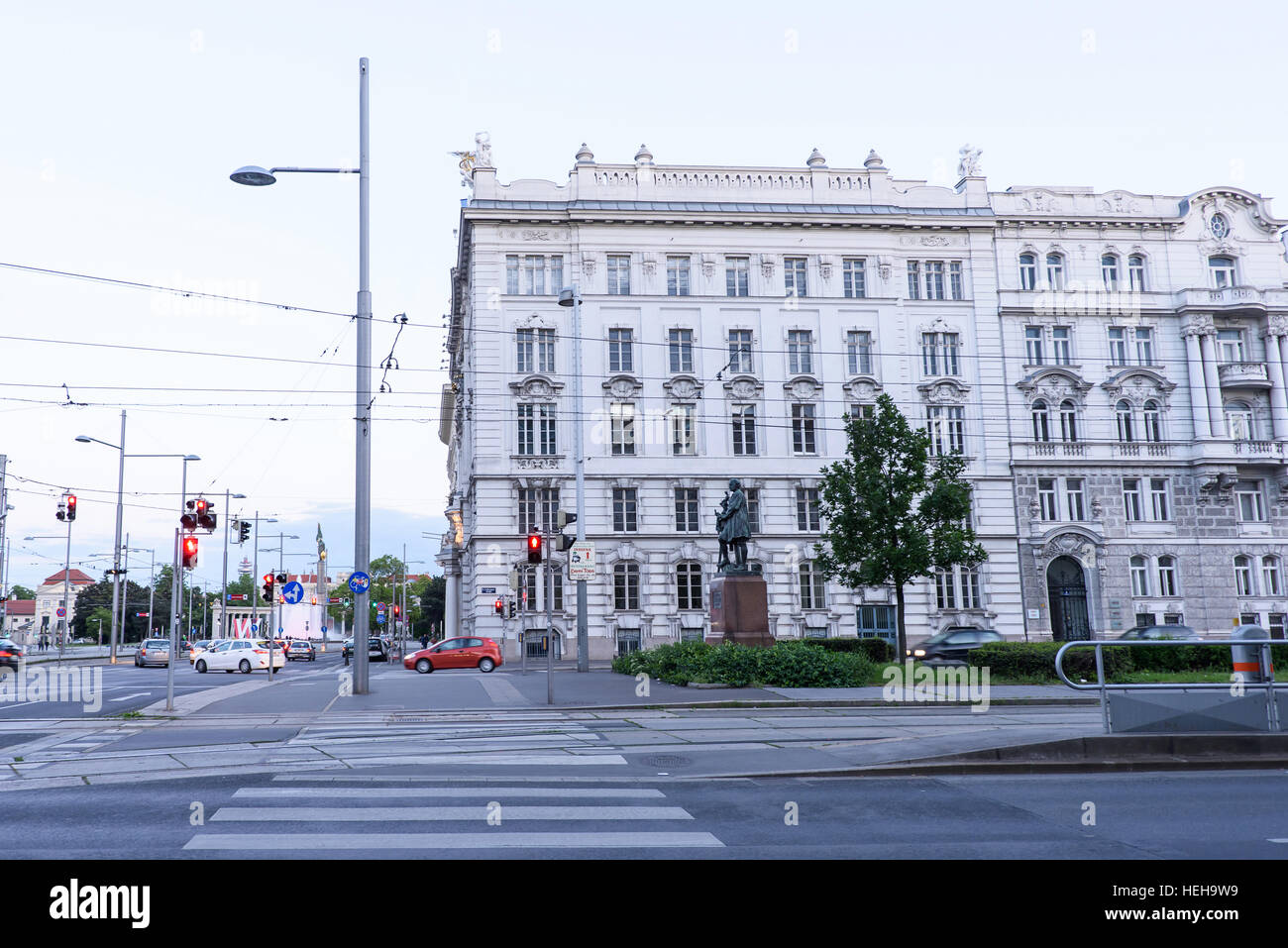 Wien, Österreich - 16. Mai 2016: Stadtstraße am Karlsplatz am Sonnenuntergang, sowjetischer Soldat-Denkmal Stockfoto