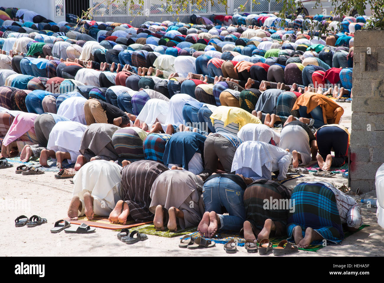 Männer versammelten sich zum Freitagsgebet vor der Masjid Aqeel Moschee in Salalah, Oman. Stockfoto