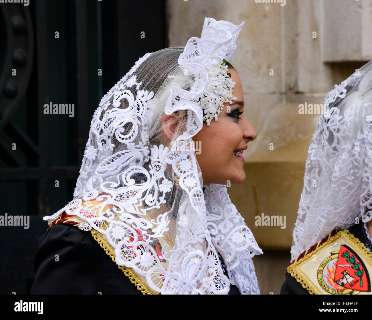 Spanische Mädchen in traditionellen Kostümen einschließlich Spitzenschleier Mantilla oder Schal während Las Fallas oder Annas Festival in Valencia, Spanien Stockfoto