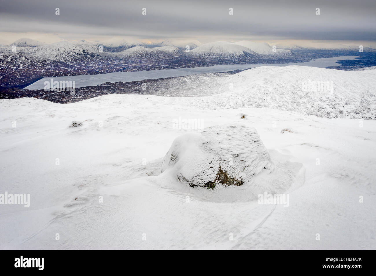 Highland Winter kahl North West Highlands Ansicht von Blackwater Reservoir und der Mamores aus Schnee und Frost verkrustete Gipfel des Beinn a Chrulaiste Stockfoto