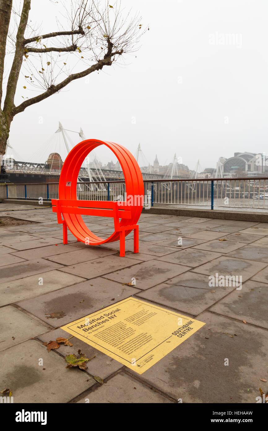 Orange Bank - 'modified sozialen Bänke ny" von Jeppe Hein, South Bank in London, England. Am 17. Dezember 2016. Stockfoto