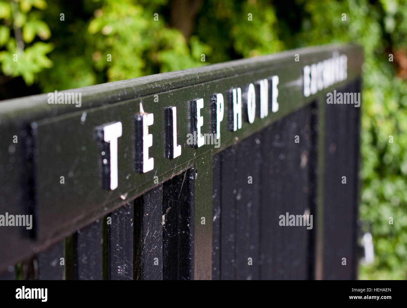 Erhabene Buchstaben mit Schreibweise für Telefonwechsel an einem Eingangstor Stockfoto