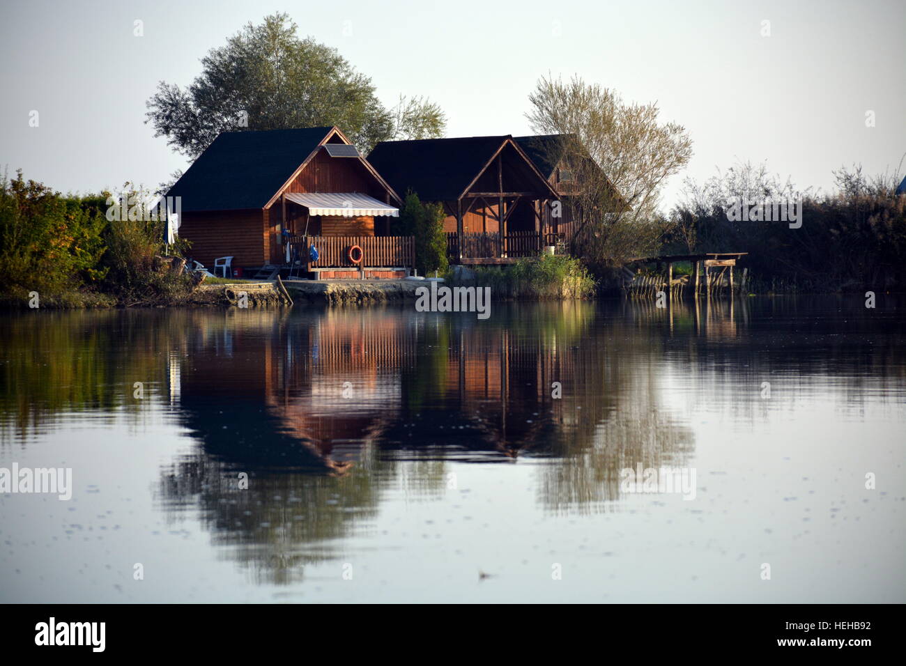 Fluss Häuser spiegeln in der Drau. Fluss Stille macht schöne Reflexionen. Stockfoto