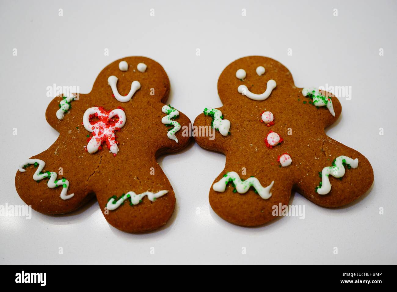 Zwei Männer Lebkuchen dekoriert für Weihnachten Stockfoto