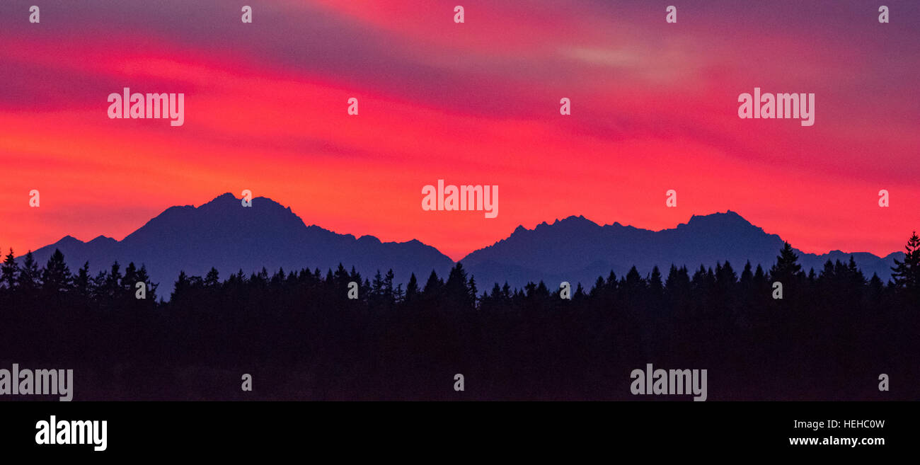 SCENIC, Sonnenuntergang, schöne Sonnenuntergang über die Olympic Mountains, Puget Sound. US-Bundesstaat Washington. USA Stockfoto