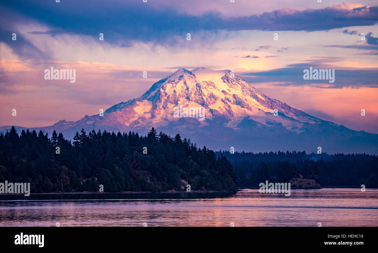 PUGET SOUND, Abendlicht shinning auf Mt. Rainier mit Wasserreflexionen auf dem Puget Sound, Washington State, USA Stockfoto