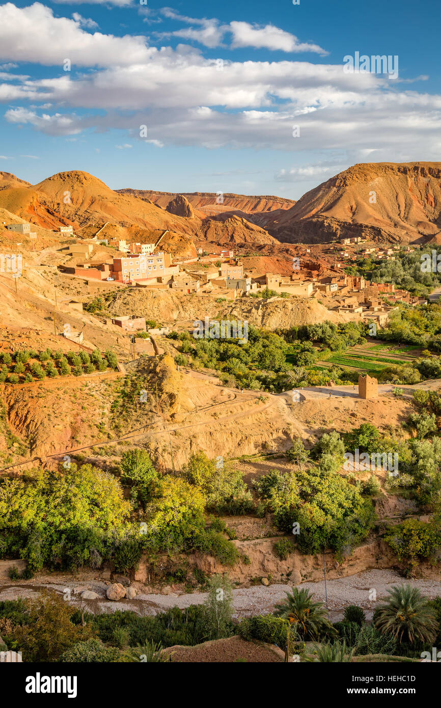 Oase mit kleinen Gärten im Tal des Oued Dades in Marokko Stockfoto