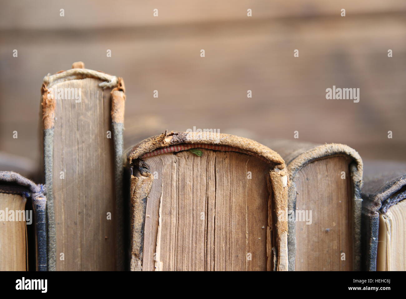 Alte Bücher auf Holzbohlen, Weichzeichner, Kopie-Raum Stockfoto