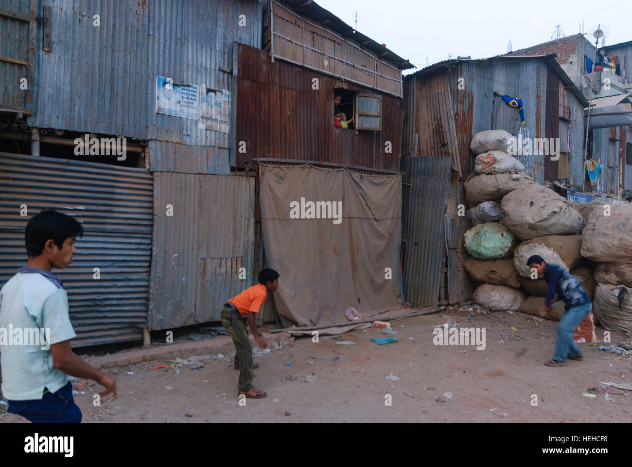 Dhaka: Spielende Kinder in einem Slum, Division Dhaka, Bangladesch Stockfoto