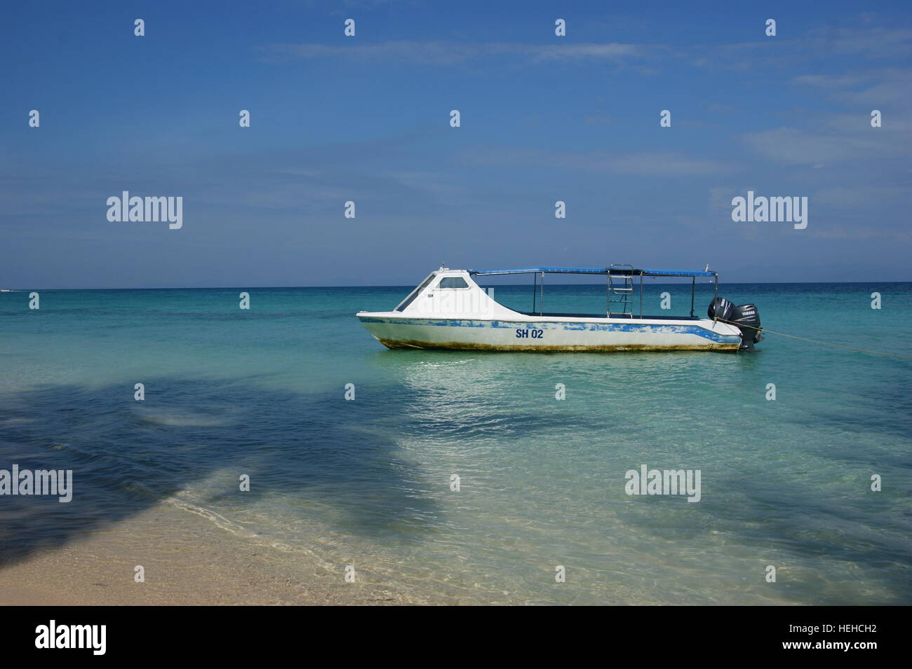 Touristischen Boote vertäut in Küstennähe Mantanani Insel. Mantanani Insel. Sabah, Malaysia, South China Sea Stockfoto