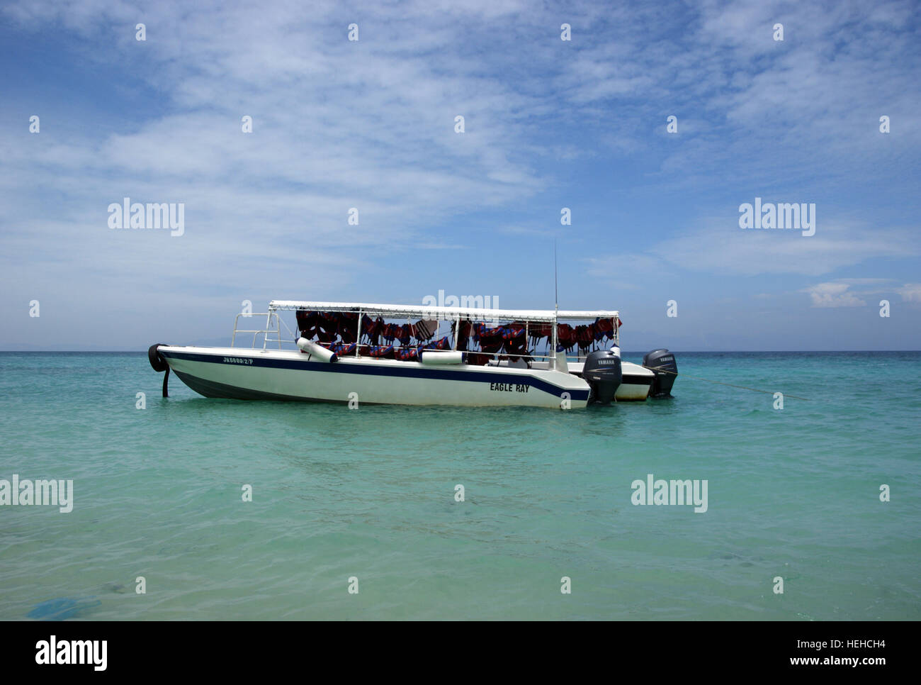 Touristischen Boote vertäut in Küstennähe Mantanani Insel. Mantanani Insel. Sabah, Malaysia, South China Sea Stockfoto