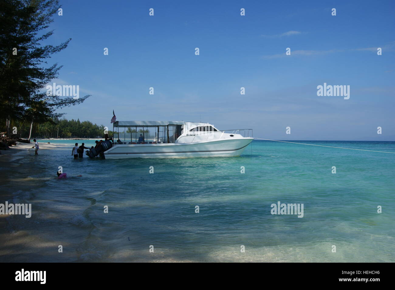 Touristischen Boote vertäut in Küstennähe Mantanani Insel. Mantanani Insel. Sabah, Malaysia, South China Sea Stockfoto