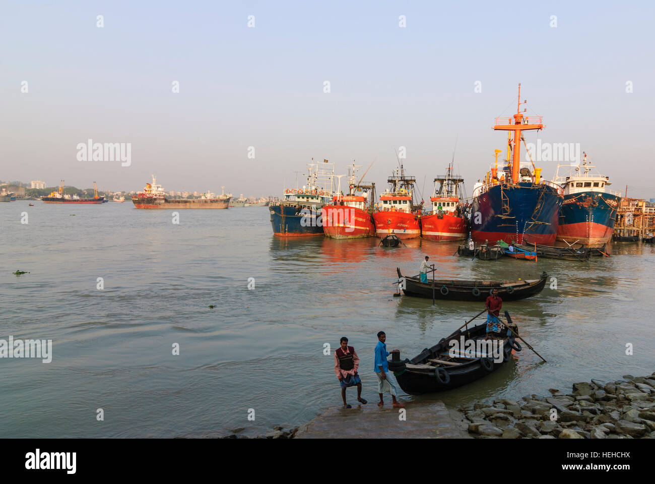 Hafen am karnaphuli fluss -Fotos und -Bildmaterial in hoher Auflösung ...
