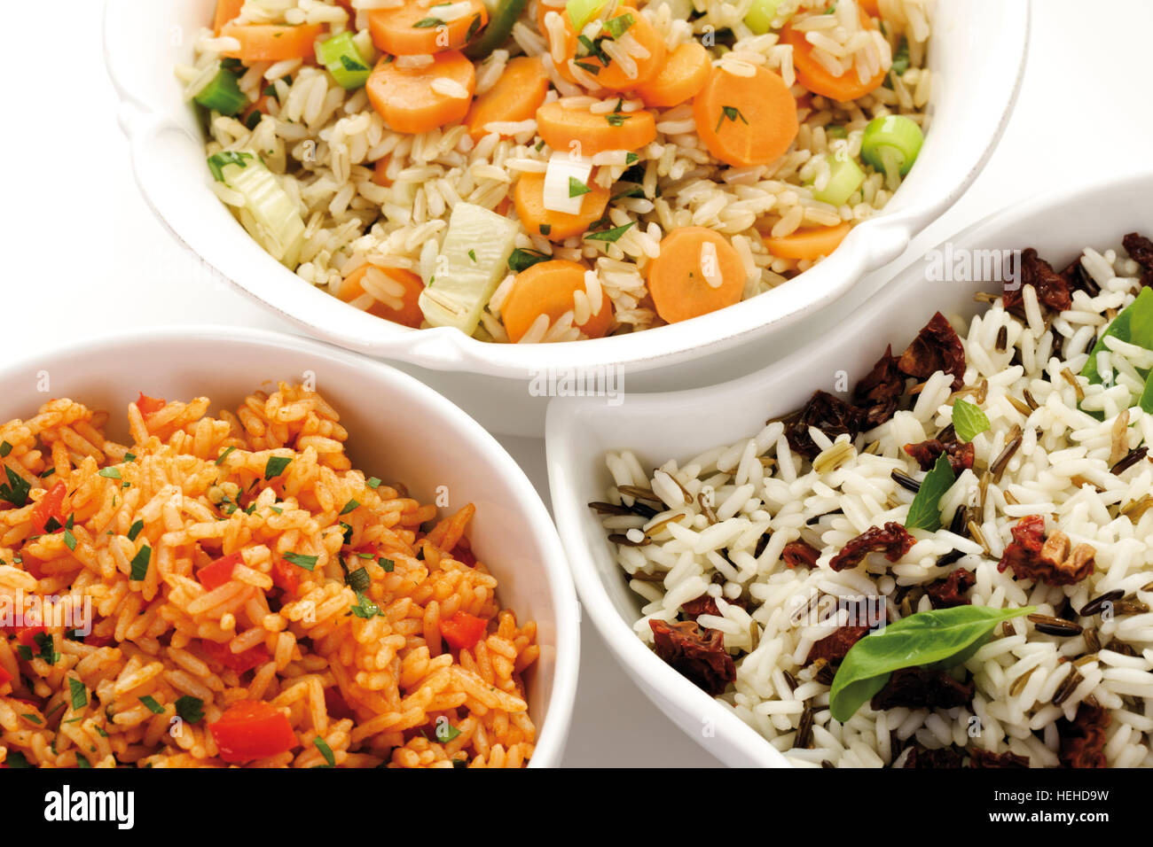 Reissorten in Schalen, Djuvec-Reis, getrocknete Tomaten Reis, Gemüsereis, langkörniger Reis und Wildreis Stockfoto